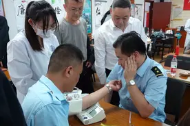 暖心！他们为公交驾驶员送上“健康大礼包”图片