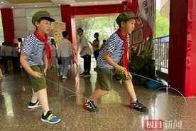 扔沙包、套圈圈、看动画，小学生穿越回80、90年代体验父母的童年图片