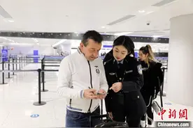 中国试行扩大单方面免签政策首日 杭州口岸迎首批免签旅客图片
