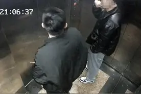 男子在电梯里小便被曝光引网友谴责 警方：已找到当事男子，将依法处理图片