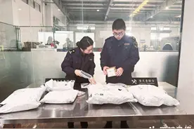 全国首批台湾直退包裹抵厦！图片