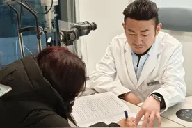 女子近视1500度，手术后成功摘下戴了40年的眼镜图片