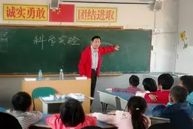 四川大山里的“魔法课”，来自浙江78岁“魔法爷爷”，孩子：有被震撼到图片