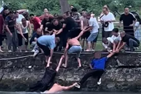 成都市民在激流中砸开车玻璃救人，街道办：有一人施救时受伤，正搜集材料申报见义勇为图片