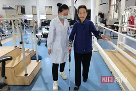 九旬老人不慎骨折，术后康复训练成功行走图片