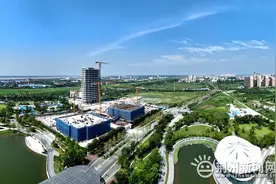 挥汗如雨战高温 荆州大学城科创大厦项目建设稳步推进图片