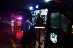 一家五口雨夜被困深山  深圳公安冒雨紧急搜救图片