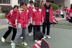 竹竿舞“跳”进课堂……你上过哪些有趣的体育课？图片