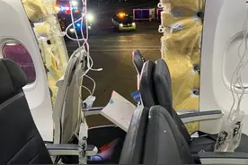飞行途中机舱破了个洞，波音再遭停飞！ 专家：事发前三天曾两次触发警示灯，或有制造缺陷图片