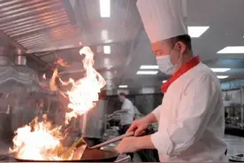 为迎接百年校庆，中大食堂向学生派送免费午餐图片