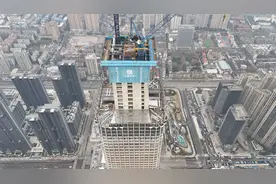 “空中造楼机”流水线作业建大楼！武汉长江中心380米塔楼核心筒冲刺4月份封顶图片