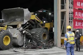 严厉打击整治涉枪涉爆违法犯罪 上海集中销毁仿真枪支管制刀具图片