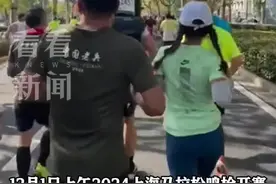 燃!外国友人背着音箱跑完上马 跑友合唱“红旗飘飘”图片