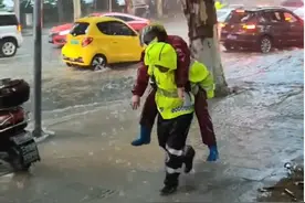 长沙一女子因低血糖在暴雨天晕倒，交警冒雨将其背回岗亭休息图片