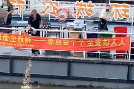 不能忍！一游船工作人员多次将剩菜污水倒入水中！当地回应图片