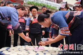 三都：布依族民众欢度“小年节”图片