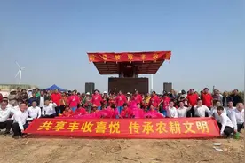 金秋大地奏响“牧原丰收曲”图片