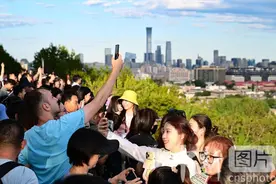 北京天气晴好 游客“打卡”景山公园图片