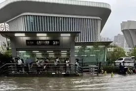 上海300多个气象观测站达到暴雨以上程度，两区打破降雨历史记录，334所学校停课！水闸全开，泵车出动，全力抢排积水！图片