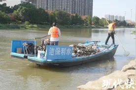 国庆我在岗｜7条船只每天8小时循环保洁，连云港水利部门全力守护水环境图片