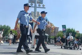 北京环球度假区，民警盯上防晒“全副武装”男子图片