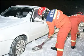 锡林郭勒盟太仆寺旗消防指战员救援被大雪所困车辆图片