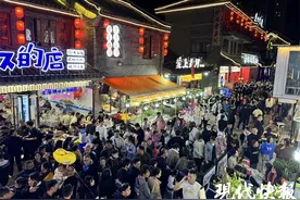 国潮夜演、小丑嘉年华、亲子运动会……连云港海州老街巷里乐享“五一”假期图片