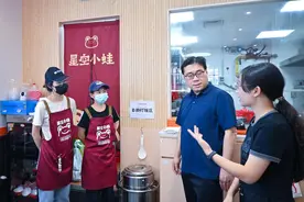 共青团中央工作组调研华南农业大学毕业生创业项目“星空小蛙”图片