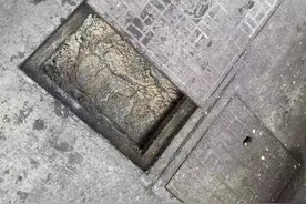 南京建宁路街道处理一违规排污商铺图片