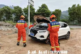吓人！近两米眼镜蛇钻入车底，消防员“蛇形”活捉图片