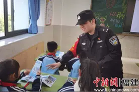 开学第一课 福州铁警进校话安全图片