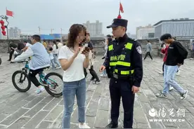 民警帮两名外地游客找回遗失手机图片