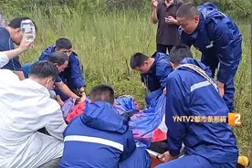 云南一女子上山捡菌，意外遭遇雷击，衣服裤子都破了……图片