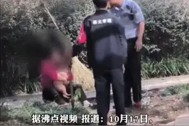 大妈遛狗未牵绳被查后抱狗大哭。目击者：只是劝说其办狗证，交罚款，大妈以为“没收”崩溃大哭，最后一起带走了。图片