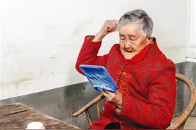四川邱柴氏太婆迎来124岁生日 平时动作麻利手不抖 最爱粗茶淡饭拌猪油图片