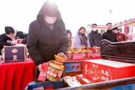 刘强东给老家送年货 村民：当年凑了俩鸡蛋，今年收到1万元红包还有年货图片