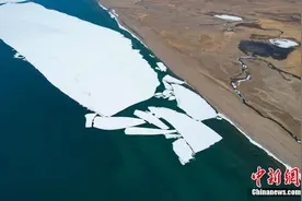 高原“蓝宝石”青海湖“褪去冰衣” 即将开湖图片