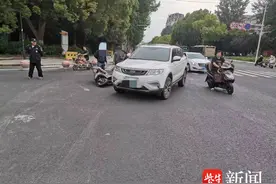 小轿车右转进小区，突然撞上直行电动车图片