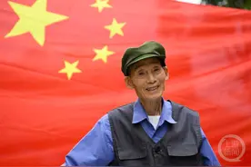 百姓纪录｜97岁“升旗老人”：让五星红旗永远飘扬在插旗山图片
