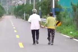 妻子用头绳牵失明丈夫跑步30年：我是他的眼睛图片