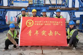 中交二公局叶鲁高速1标项目上跨平舞铁路大桥右幅合龙图片