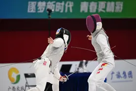 一路逆转突破“围剿”，广州队选手宋玥夺得女子花剑个人赛金牌图片