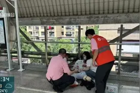 上海地铁，女子一直低头看手机，突然呕吐瘫倒！这病患者有9亿？图片