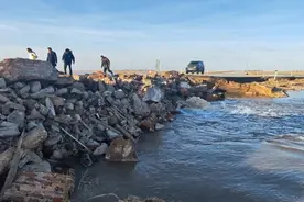 撤离！俄罗斯一大坝决堤，近3100人被疏散，1800多栋房屋被淹图片