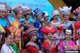 广西“三月三”：山歌手“百花齐放”争歌王图片