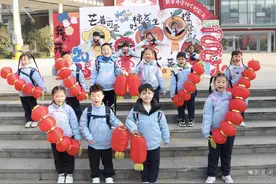 舞动祖国情怀 豹澥一小学子打卡新学期图片