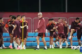 国足对沙特比赛仍有余票，赛前训练受媒体和球迷冷遇，不到20名记者到场图片