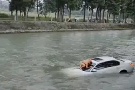 赤膊趴车头救人男子回忆生死时刻：湍急水流淹车头，司机昏迷水及腰……图片