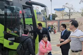 乘坐定制公交去上学！中山学子开学“仪式感”拉满图片