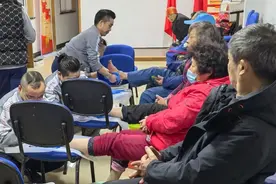 从脚开始暖起来！长宁这个居民区开展关爱老人公益行动图片